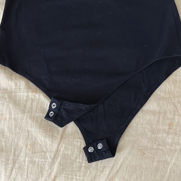 Forever 21 black knit flounce ruffle off the shoulder snap closure bodysuit sz M - Picture 6 of 10